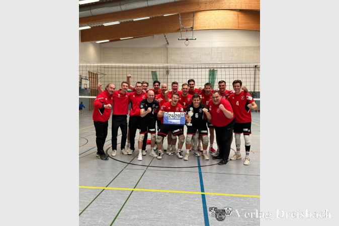 Herren 1 mit dem Regionalpokal: Die Krifteler Volleyballer freuen sich über die erfolgreiche Titelverteidigung.