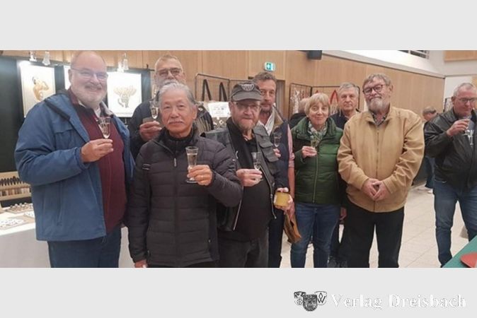 1.PC Kriftel mit dem ehemaligen Bürgermeister Jean Luc Levévre (2. v. rechts) beim Champagnerempfang.