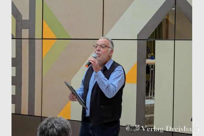 Klaus Irmer führte als Moderator durch den Nachmittag und erläuterte die Hintergründe zu den einzelnen Liedern.