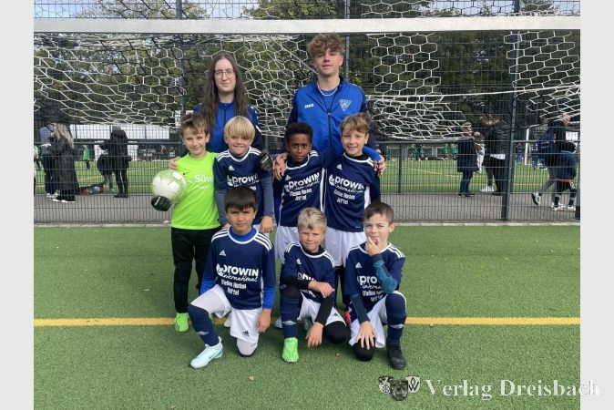 Die F2/1-Junioren des SV 07 Kriftel, um die Trainer Julia und Bendix, nahmen erstmals an einem PT Sports Turnier in Köln teil.