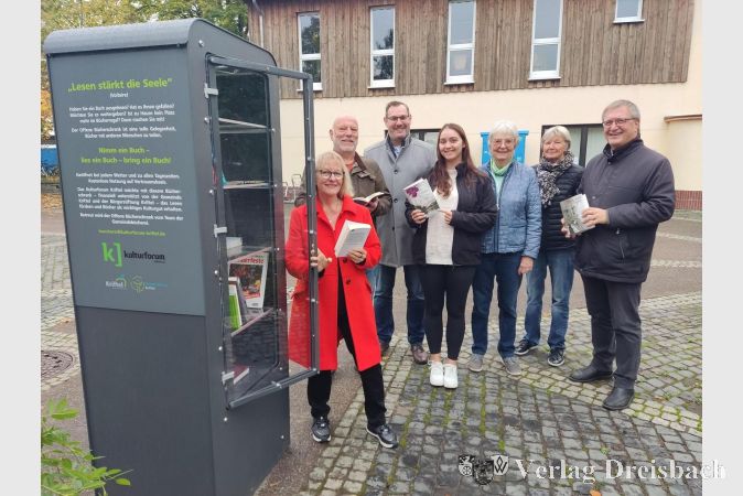 Freuen sich über den neu aufgestellten Bücherschrank (v. li.): Eva-Maria Momma (Leiterin der Gemeindebücherei), Frank Bechstein (Stiftungsrat Bürgerstiftung Kriftel), Bürgermeister Christian Seitz, Lara Saber (Stiftungsrat Bürgerstiftung), Heidi Seydel und Renate Safran (Bücherei-Team) sowie Dr. Frank Fichert (Vorsitzender des Kulturforums Kriftel).