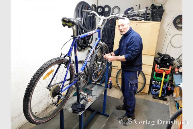 Michael Ackermann in der Fahrradwerkstatt.