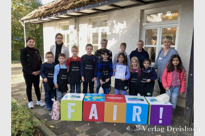 Die neuen Fairtrade-Botschafter vor der Altmünstermühle.