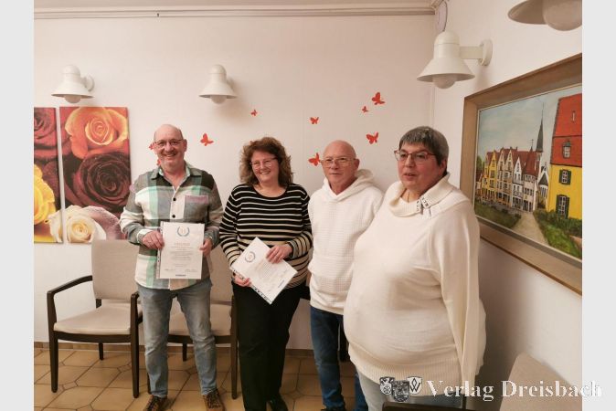 V.l.n.r.: Alfred Kimpel (2. Vorsitzender der Gemeinschaft „Guter Weg"), Petra Graschy-Hochheimer (1. Vorsitzende der Gemeinschaft „Guter Weg“), Uli Bernhard (Landesvorsitzender der Guttempler in Hessen) und Susi Jekel-Bernhard (Landessekretärin der Guttempler in Hessen).