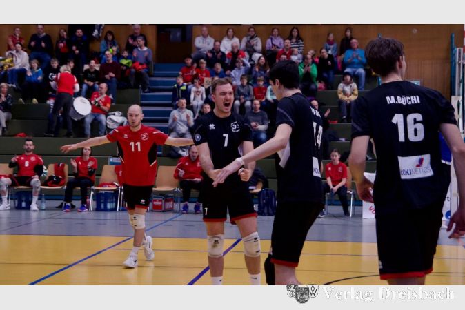 Die Krifteler Spieler feiern den Einzug ins Pokal-Achtelfinale.