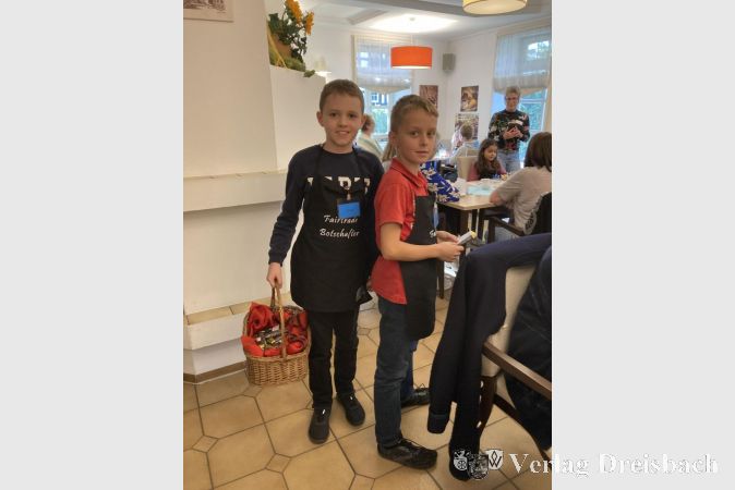 Max (rechts) und Leon beim Verteilen der selbsthergestellten Schokolade.