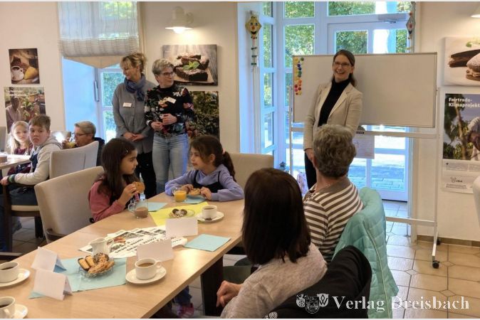 Heike Seibert freut sich, dass sie das besondere Projekt vorstellen kann. Ebenfalls stehend zwei Betreuerinnen aus dem Schulkinderhaus, Tina Ernst (rechts) und Yvonne Marr.