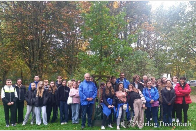Gruppenfoto der Jugendgruppen aus Kriftel, Airaines und Piława Górna mit den Betreuerinnen und Betreuern.
