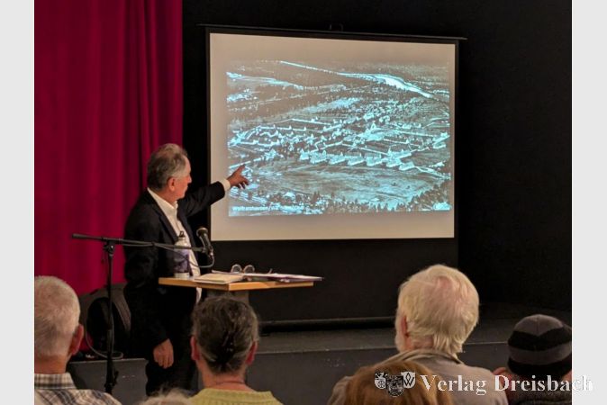 Der Autor und Journalist Alois Berger liest aus seinem Buch und fesselt das Publikum mit seinen Erzählungen über ein weitgehend unbekanntes Kapitel der deutschen Nachkriegsgeschichte.