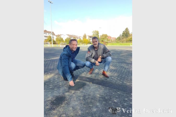 Erster Beigeordneter Martin Mohr (links) und Bauamtsmitarbeiter Michael Knittel begutachteten die aktuelle Baustelle auf der Sportanlage Hofheimer Straße.