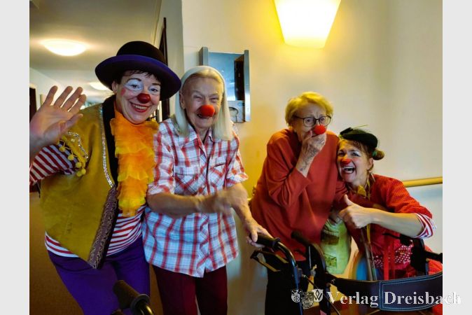 Die beiden Clowninnen „Lisbeth & Wilma“ brachten die Senioren im Kursana Domizil mit viel Humor und Slapsticks zum Lachen.