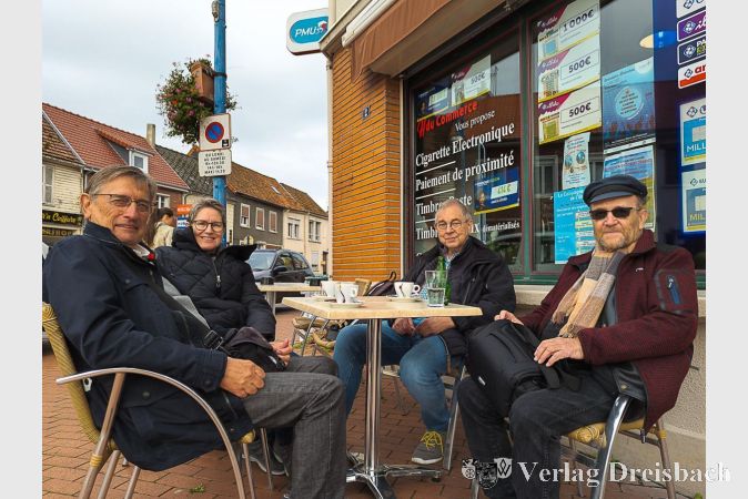 Im Café: Jochen von Kiel. Ingrid Steinmel, Bernd Reimann, Horst Raab (v.l.n.r).