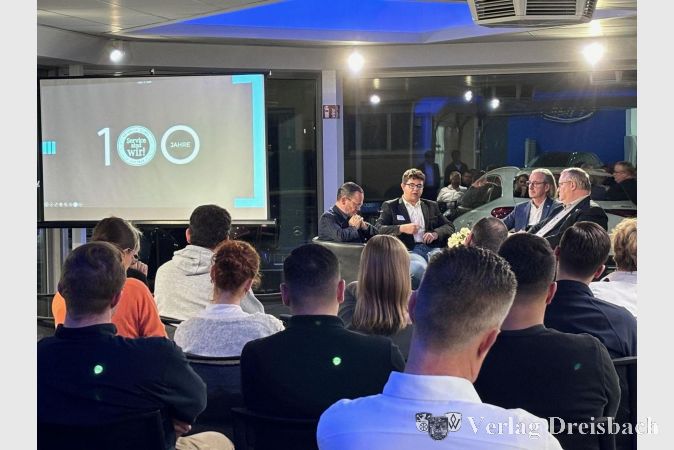 V.l.n.r.: Inhaber Stefan Göbel, Schüler Besim Zekiri, Voreigentümer Thomas Holler und Bürgermeister Klaus Schindling beim Business Talk am vergangenen Donnerstag,