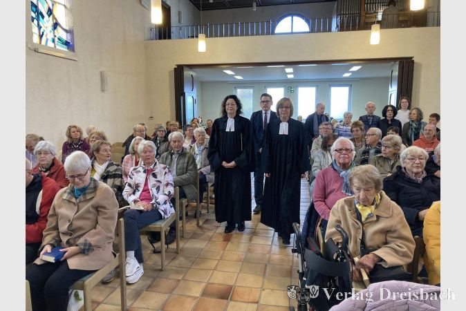 Feierlicher Einzug der Pfarrerinnen Inge Cahn von Seelen (links) und Ivonne Heinrich. Dahinter der Vorsitzende des Kirchenvorstands, Thomas Milkowitsch. Viele Gemeindemitglieder besuchten den besonderen Gottesdienst.