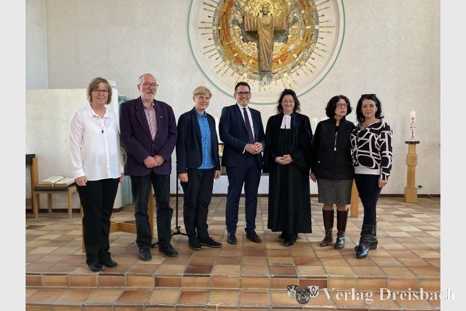 Herzliche Begrüßung der neuen Pfarrerin in der Auferstehungsgemeinde durch den Kirchenvorstand. Von links nach rechts: Pfarrerin Ivonne Heinrich, Stephan Frisch, Charlotte Weißenberger, Thomas Milkowitsch, Pfarrerin Inge Cahn von Seelen, Pfarrerin Carmen Schneider und Katja Gorol.