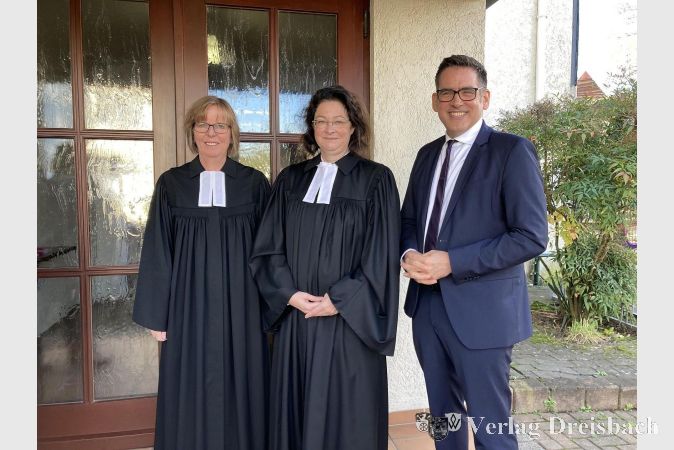 Obwohl die Gemeinde bedauert, dass die Unterstützung von Vakanzvertreterin Ivonne Heinrich (links) wegfällt, ist die Freude über die neue Pfarrerin, Inge Cahn von Seelen (Mitte), sehr groß. Rechts Thomas Milkowitsch.