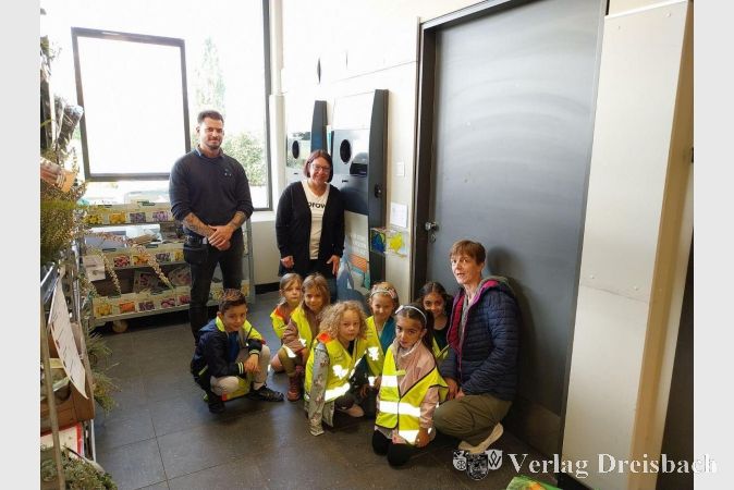 Fast schon feierlich überreichten die Kinder, gemeinsam mit zwei Erziehrinnen, dem Marktleiter ihre Spendenbox.