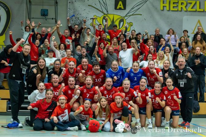 Grenzenloser Jubel von Spielerinnen, Trainern und Fans: Die weibliche A-Jugend ist in der Bundesliga-Pokalrunde.