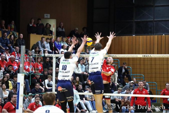 Die Krifteler Spieler hatten es schwer gegen den hohen Block der Gäste.