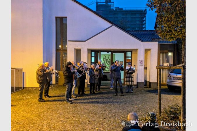 Die Blaskapelle spielte auch in Okriftel immer wieder zum Anlass passende Weisen.