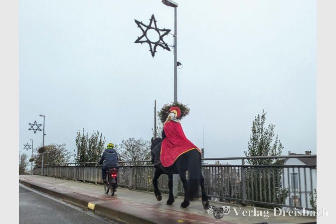 Kein alltäglicher Anblick, am Martinstag jedoch nicht ungewöhnlich: Sankt Martin auf dem Hessendamm.