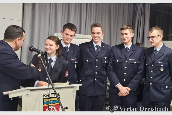 V.l.n.r.: Rachid Maach händigte Nadine Radünz, Henry Herrmann, Benedict Kurzawa, Oskar Schichtel und Jonas Bonnet die Beförderungsurkunden zur Oberfeuerwehrfrau/zum Oberfeuerwehrmann aus.