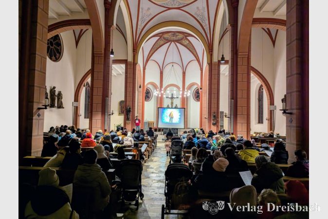 Vor dem Umzug fand im Inneren von St. Vitus eine gut besuchte Andacht statt.
