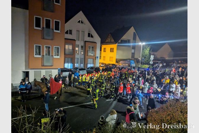Jahr für Jahr ein tolles Bild: Der Krifteler Martinsumzug setzt sich vor St. Vitus in Bewegung.