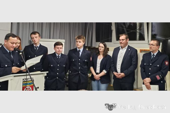 V.l.n.r.: Rachid Maach, Annika Saame, Niklas Radünz, Tamino Zimmermann, Benedikt Schütz (Aushändigung Beförderungsurkunde Feuerwehrfrau-Anwärterin bzw. Feuerwehrmann-Anwärter). Daneben Alicia Seeharsch, Ordnungsamt Kriftel, Bürgermeister Seitz und Erster stellvertretender GBI Daniel Postel.