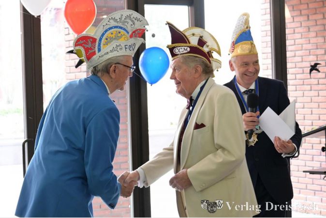 Die beiden neuen Ordensträger Ewald Wittekind (links) und Günter Tannenberger mit Landrat Michael Cyriax (rechts).