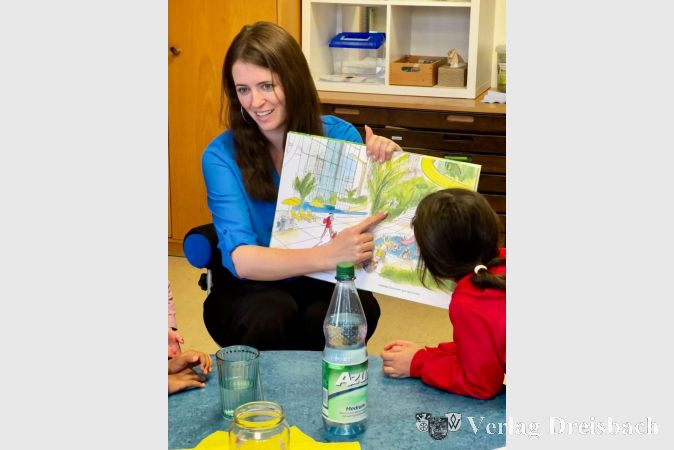 Svenja Colak, Leiterin des Referats für Kinderbetreuung und Familien, bei ihrem Einsatz in der Vorlesewoche.
