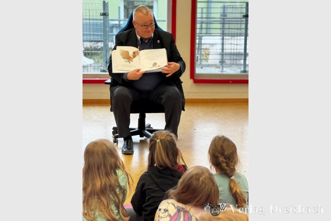 Bürgermeister Schindling beim Vorlesen in der Kita Südwest.