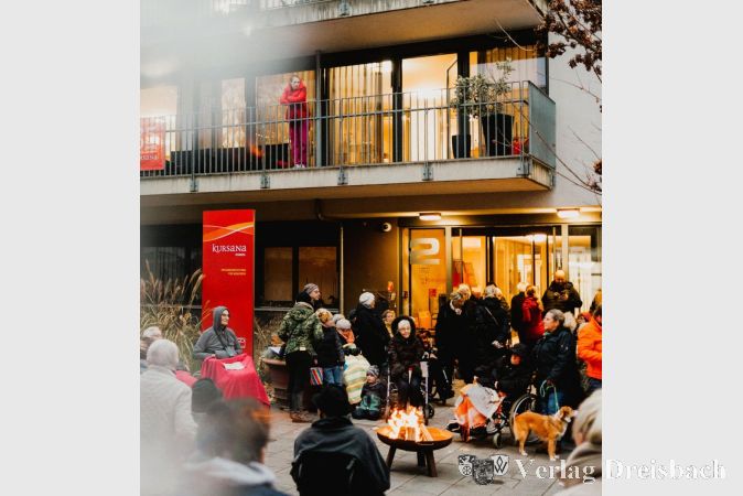 Vor dem Kursana Domizil versammelten sich die Senioren nach dem Martinsumzug rund um die Feuerschale.