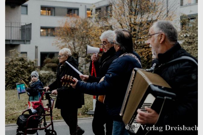 Die Musikanten Axel Lorth, Markus Finger und Klaus Irmer zogen mit ca. 60 Bewohnern und Familienangehörigen singend um das Kursana Domizil.