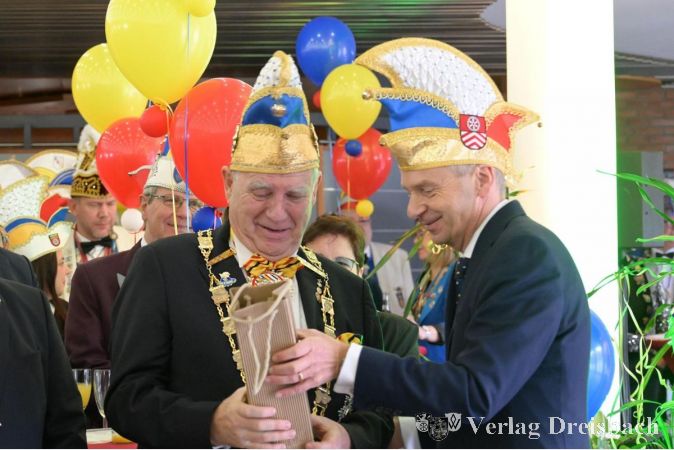 Der Landrat bei der Übergabe eines Weinpräsentes an den IGMK-Präsidenten Dietmar Jerger, der an diesem Tag Geburtstag feierte und Stammgast beim Narrenempfang im Landratsamt ist.