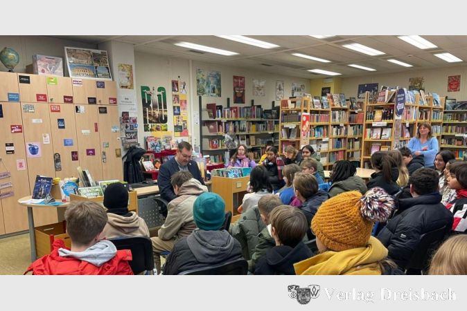 Bürgermeister Seitz beim Vorlesen in der Bibliothek der Weingartenschule.