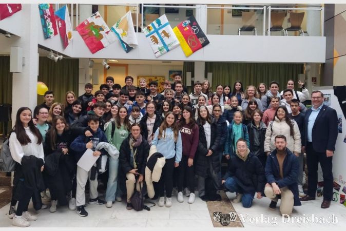 Gruppenfoto der Schülerinnen und Schüler aus Nordspanien und ihren Gastgeberinnen und Gastgebern von der Weingartenschule. Rechts im Bild Bürgermeister Christian Seitz.