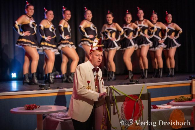 Sitzungspräsident Stefan Käck vor den "Cascadas".
