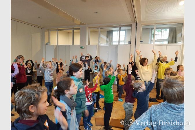 Zur Begrüßung sangen, klatschten und tanzten die Mädchen und Jungen zusammen mit ihren Betreuern zum Bibelentdecker-Lied und riefen laut "Moin! Moin!".