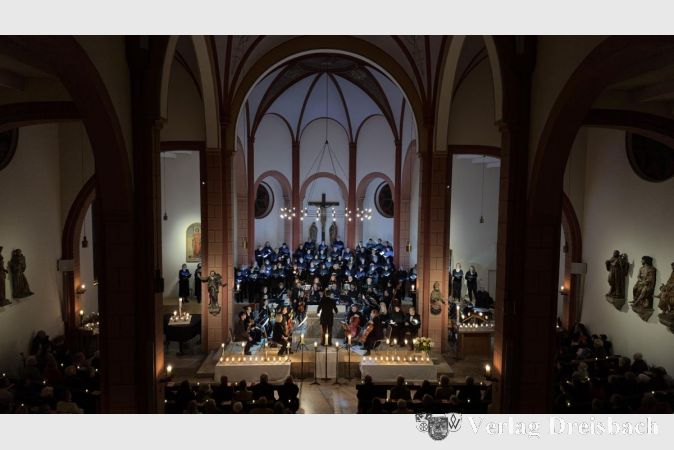 Chor und Orchester auf einen Blick.