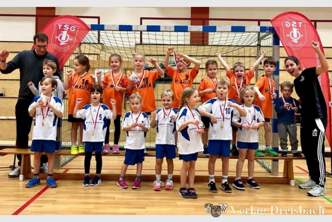 Doppelt gemoppelt: die G-Jugend mit zwei Teams beim Spielfest in Eddersheim.