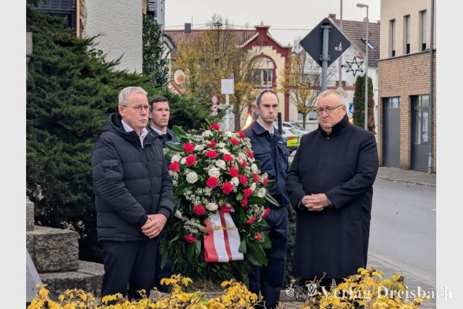 Stadtverordnetenvorsteher Georg Reuter und Bürgermeister Klaus Schindling vor dem Kranz, der von den beiden am Ehrenmal niedergelegt wurde.
