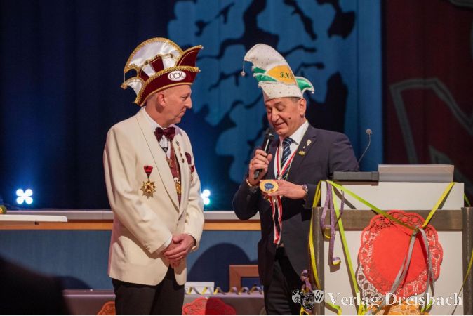 Bezirksvorsitzender Simeon Dimitriadis (rechts) ehrte Sitzungspräsident Stefan Käck mit dem Goldenen Verdienstorden.