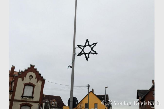 Im Stadtgebiet, wie hier in Eddersheim, hängen bereits die Weihnachtssterne an den Laternen. Damit die Straßen in allen drei Stadtteilen auch rechtzeitig illuminiert werden, musste die Syna früher mit dem Anschluss der Weihnachtsbeleuchtung beginnen - was leider auch zu vorweihnachtlicher Beleuchtung vor dem Totensonntag führte.
