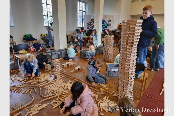 Beim diesjährigen ökumenischen Kinderbibeltag hatten die Grundschulkinder viel Spaß, aus Tausenden von Holzbausteinen unter dem Motto "Paulus in Rom" hohe Türme, Paläste und riesige Bauwerke im Kirchenraum entstehen zu lassen.