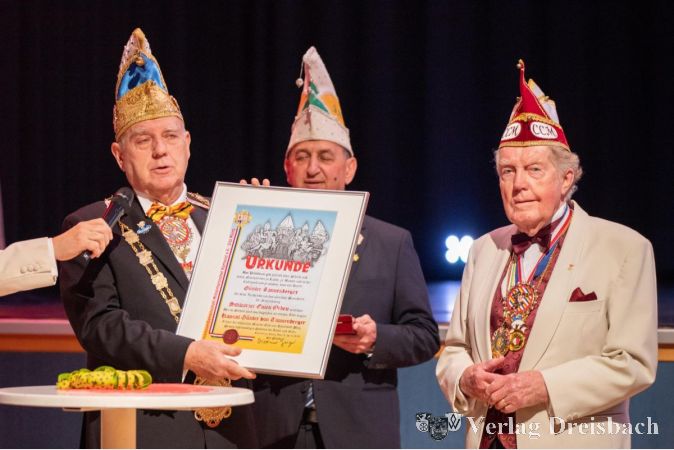 IGMK-Präsident Dietmar Jerger (links) und Bezirksvorsitzender Simeon Dimitriadis bei der Verleihung der "Schwarzen Eule" an Günter Tannenberger.