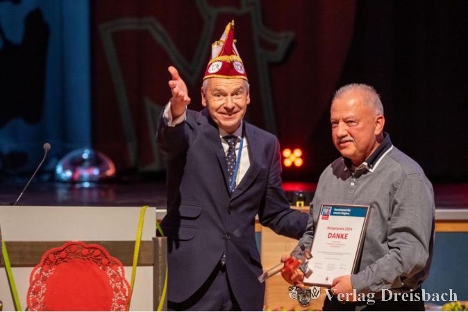 Landrat Michael Cyriax (links) holte am Senatsabend die persönliche Ehrung von Silvio Höhl als "Alltagsheld" nach.