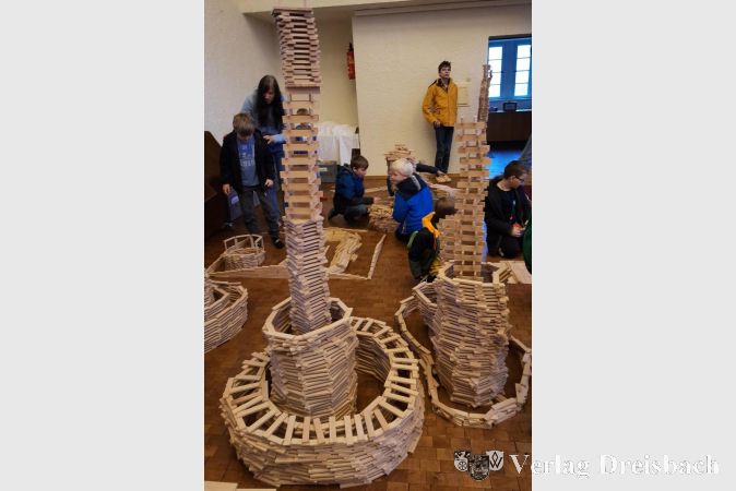 Mehrschichtige Türme und großartige Bauwerke entstanden beim diesjährigen Kinderbibeltag aus insgesamt 60.000 Holzbausteinen.