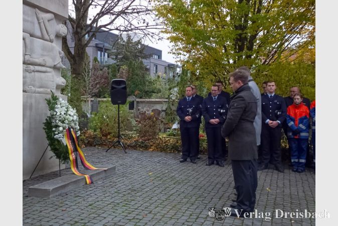 Der Erste Beigeordnete Martin Mohr und Bürgermeister Christian Seitz legten einen Kranz nieder.