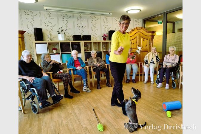 Der Zwergrauhaardackel „Benny“, trainiert von Rita Fleischer, war im Kursana Domizil der Star in der Manege.